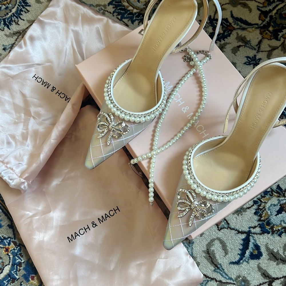 ❌SOLD❌MACH & MACH
Bow of Elizabeth Iridescent Satin Pumps - Picture 1 of 5